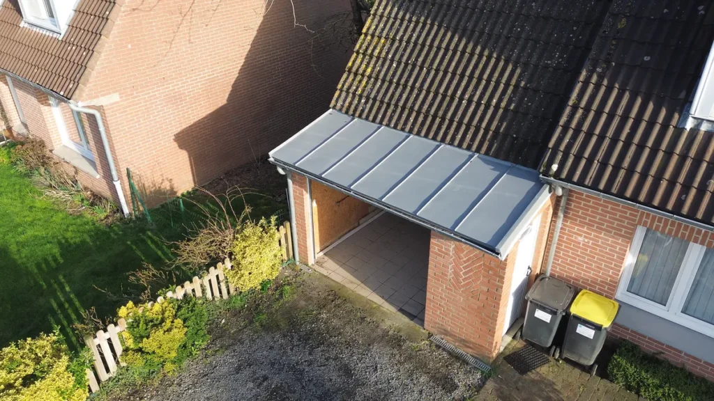 Photo d'un remplacement d'une toiture en tuiles en toiture joint debout à Nieppe