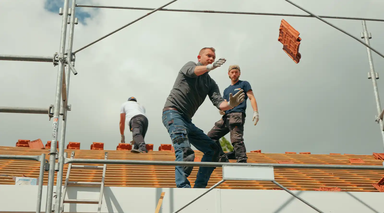 artisans sur un toit changeant des tuiles